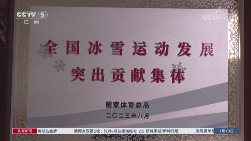她在底线的
